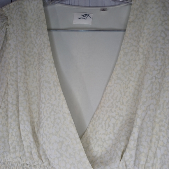 Aritiza Wilfred Wistful Blouse Smocked V-neck Contemporary blouse - Picture 3 of 16